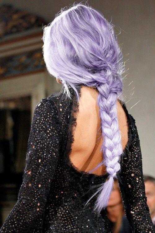 μοβ-παστέλ μαλλιά-με-πλεξούδα-τον-Χειμώνα 2022-ιδέες-