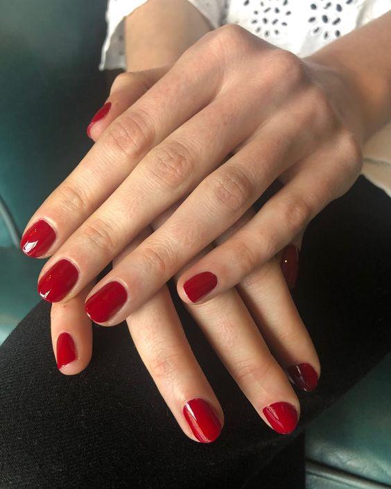 κόκκινα-κοντά νύχια-ιδέες-Χειμώνας 2023-
