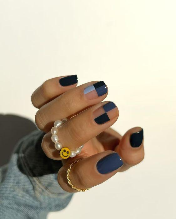 μπλε-μανικιούρ-με-σχέδια-ιδέες-Χειμώνας 2023-