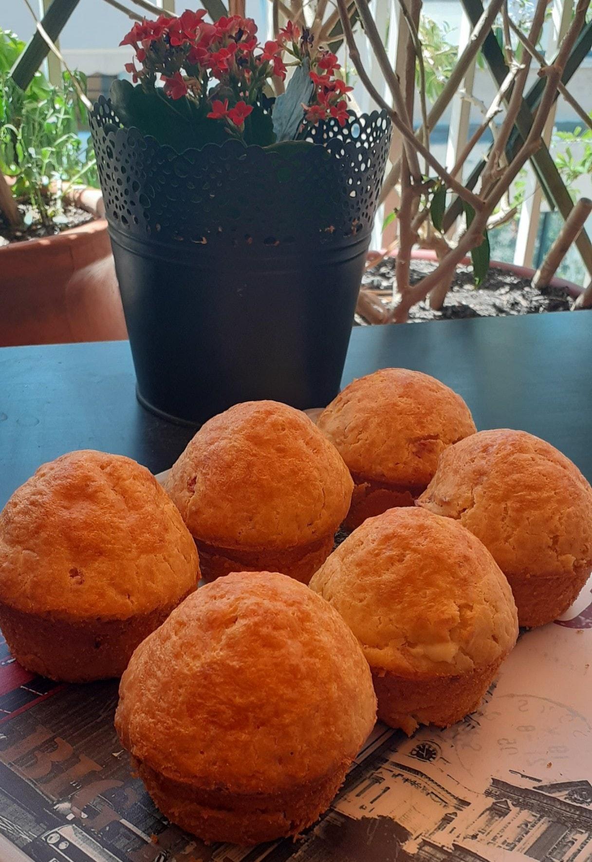 αλμυρά μάφινς-με-κεφαλοτύρι-και-αλλαντικά-συνταγή-