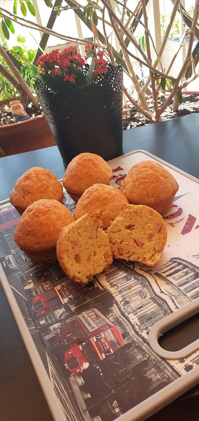 αλμυρά μάφινς-με-κεφαλοτύρι-και-αλλαντικά-συνταγή-