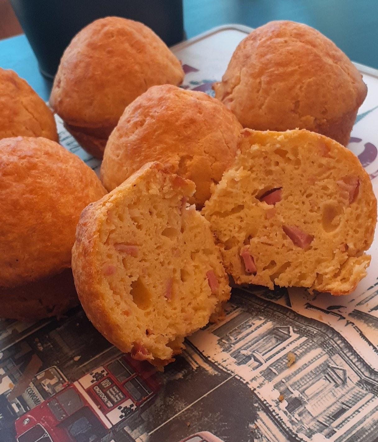 αλμυρά μάφινς-με-κεφαλοτύρι-και-αλλαντικά-συνταγή-