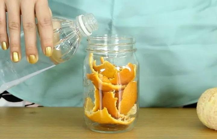 Ξεραμένα λίπη στον φούρνο: Το εύκολο καθαριστικό που θα σε σώσει