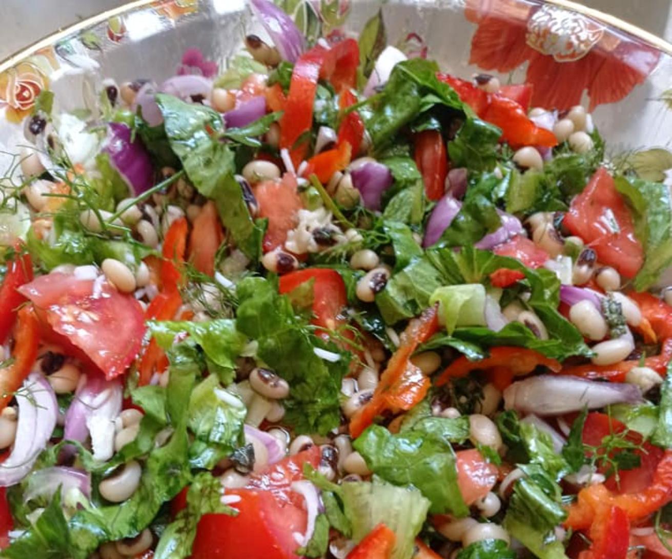 Μαρουλοσαλάτα με μαυρομάτικα