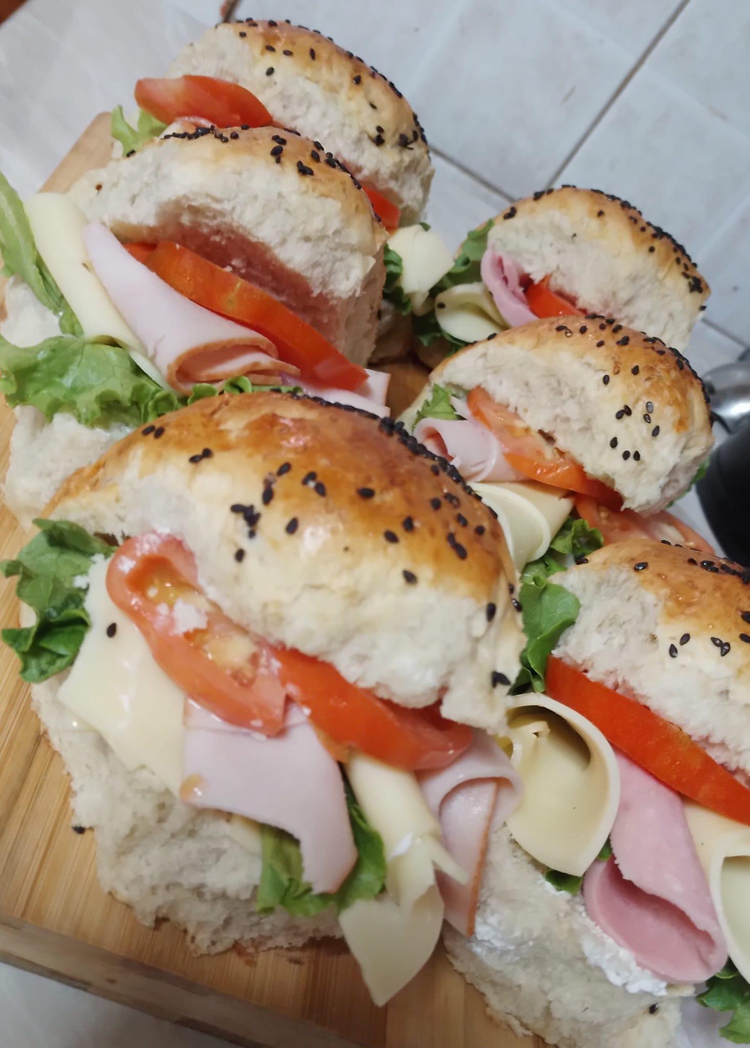 Σαντουιτσάκια-με-σπιτικά ψωμάκια-συνταγή-