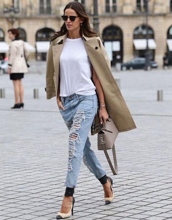 μπεζ καπαρντίνα-με-τζιν-παντελόνι με σκισίματα-τάσεις 2023-
