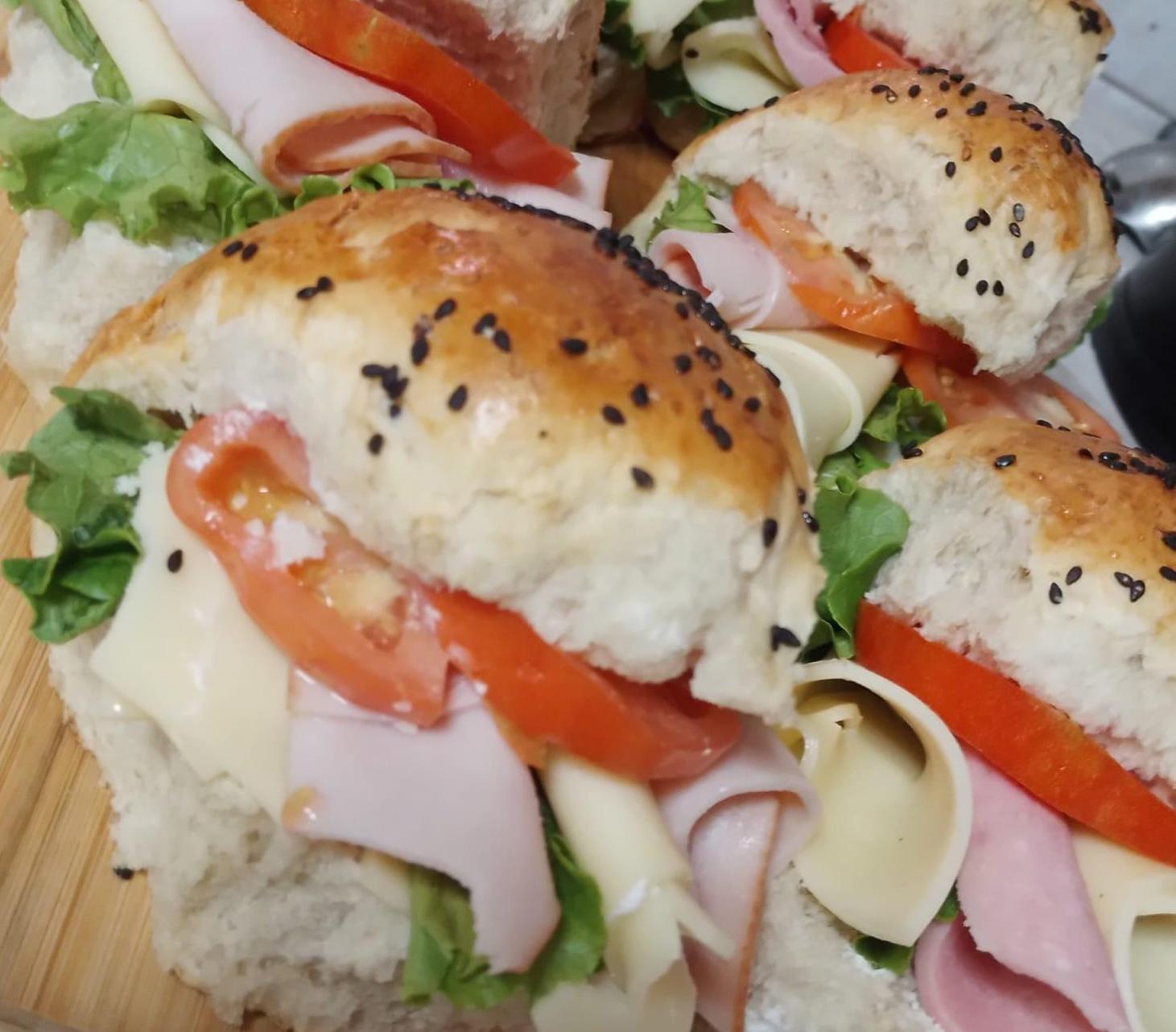 Σαντουιτσάκια για το σχολείο με σπιτικά αφράτα ψωμάκια