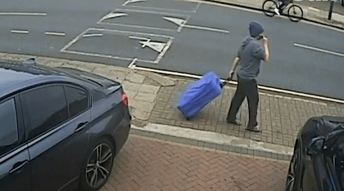 Φρίκη: Γυναίκα αποκεφάλισε τη φίλη της και περιφερόταν στους δρόμους με το πτώμα μέσα στην βαλίτσα