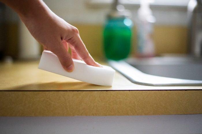 Σίτες στα παράθυρα και στις μπαλκονόπορτες: Τα καλύτερα κόλπα καθαρισμού