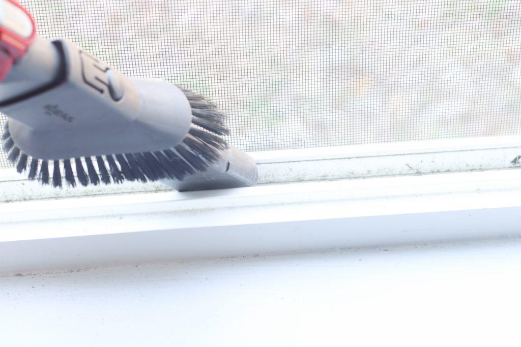 Σίτες στα παράθυρα και στις μπαλκονόπορτες: Τα καλύτερα κόλπα καθαρισμού