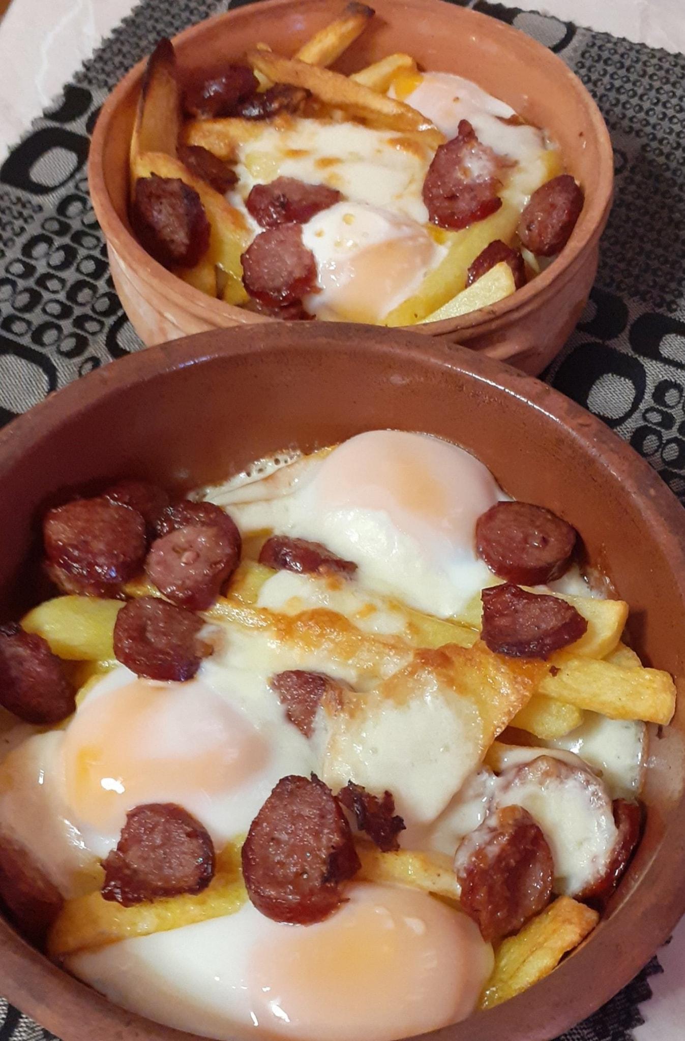 Το φαγητό της πολυάσχολης: Πατάτες με αυγά και λουκάνικα στο πήλινο