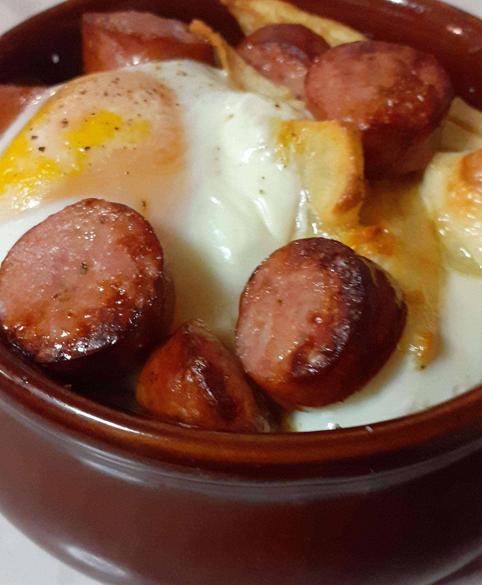 Το φαγητό της πολυάσχολης: Πατάτες με αυγά και λουκάνικα στο πήλινο