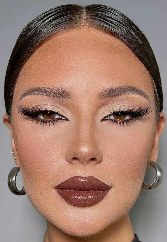 ιδέες-για-μακιγιάζ-με-σκούρα lipgloss-τάσεις 2023-