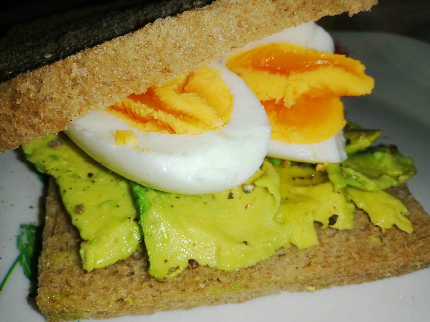 τοστ-με-αβοκάντο-και-αυγό-συνταγή- τοστ-με-αβοκάντο-και-αυγό-συνταγή-