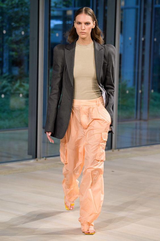 κοραλί-παστέλ-cargo παντελόνι-με-μπεζ-μπλούζα-και-μαύρο-πανωφόρι-ιδέες-