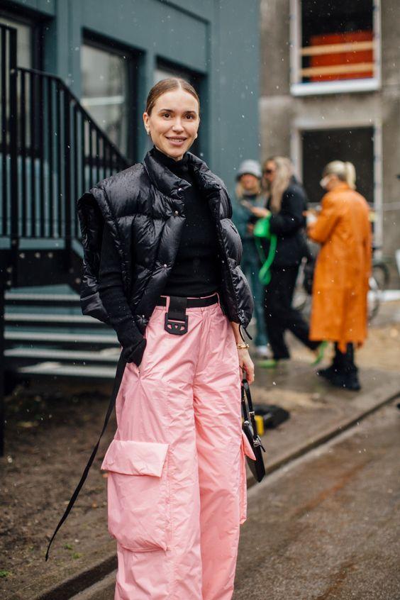 ροζ-cargo παντελόνι-με-μαύρο-φουσκωτό μπουφάν-ιδέες-