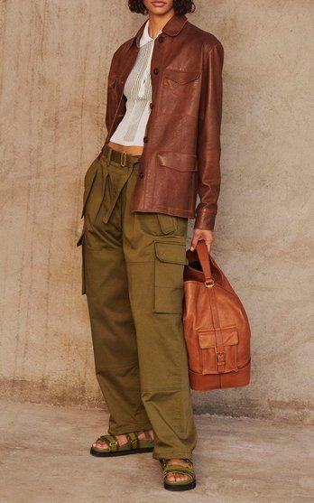 χακί-cargo παντελόνι-με-δερμάτινο-καφέ-πανωφόρι-ιδέες-