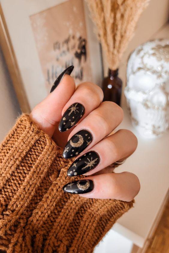 Black nails: Η τάση που θα επιλέγετε ξανά και ξανά για το μανικιούρ σας τους χειμερινούς μήνες