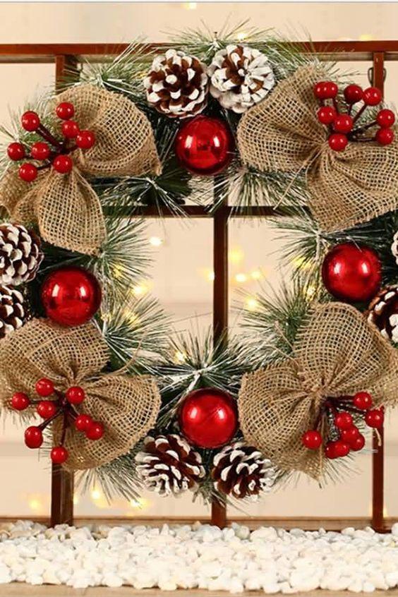 χριστουγεννιάτικα στολίδια-με-κουκουνάρια-τάσεις-στην-Χριστουγεννιάτικη διακόσμηση-Χριστούγεννα 2022 2023-