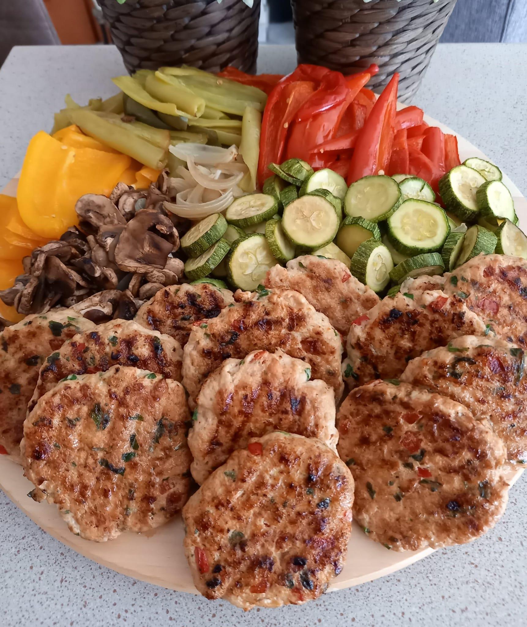 Μπιφτέκια κοτόπουλο-με ψητά λαχανικά-συνταγή-