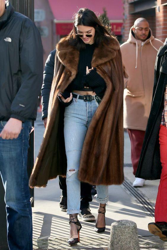 καφέ-γούνινο παλτό-με-τζιν-παντελόνι-ιδέες- καφέ-γούνινο παλτό-με-τζιν-παντελόνι-ιδέες-