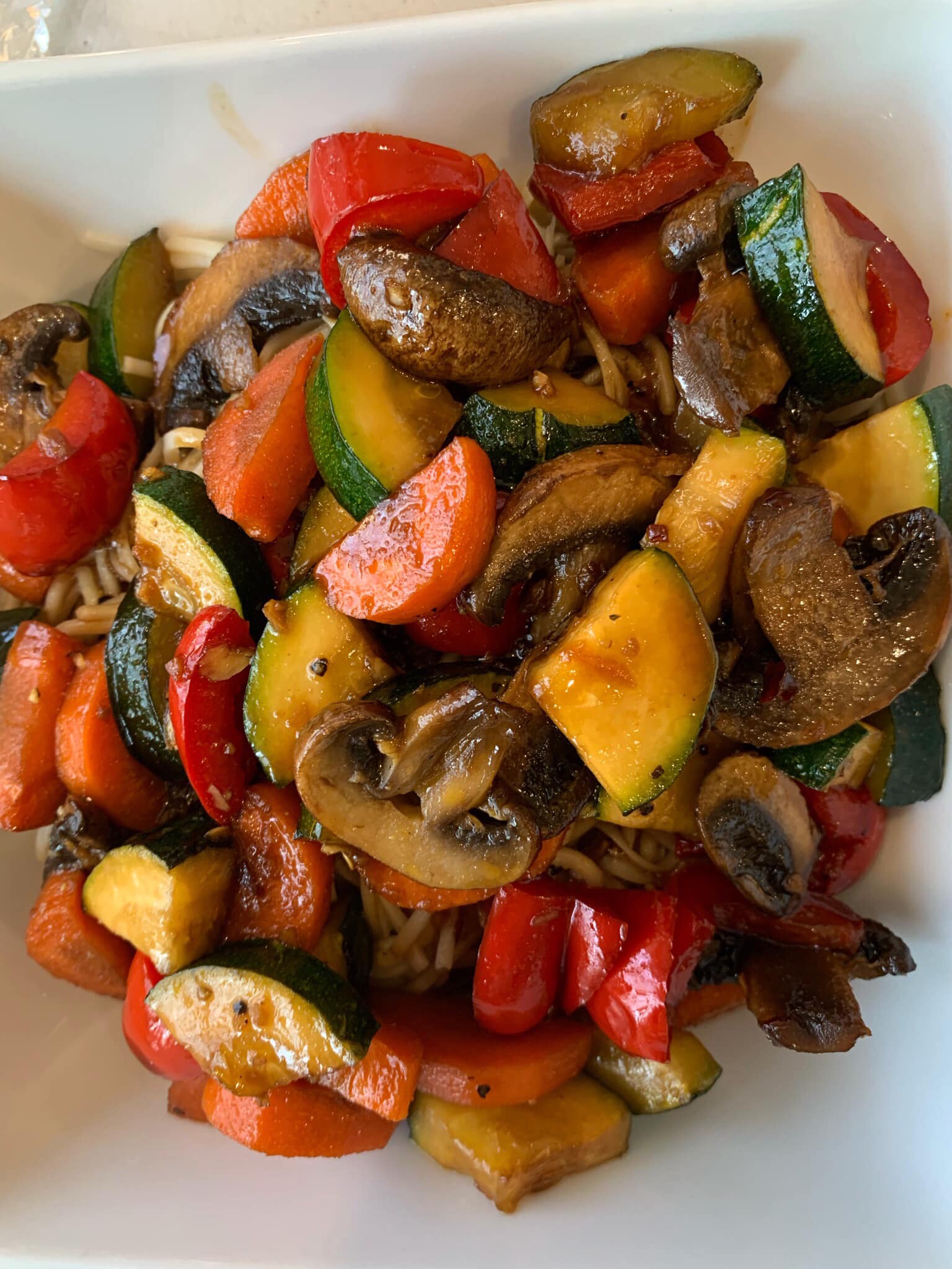 ζεστή σαλάτα-με-λαχανικά-και-μακαρόνια-συνταγή- ζεστή σαλάτα-με-λαχανικά-και-μακαρόνια-συνταγή-