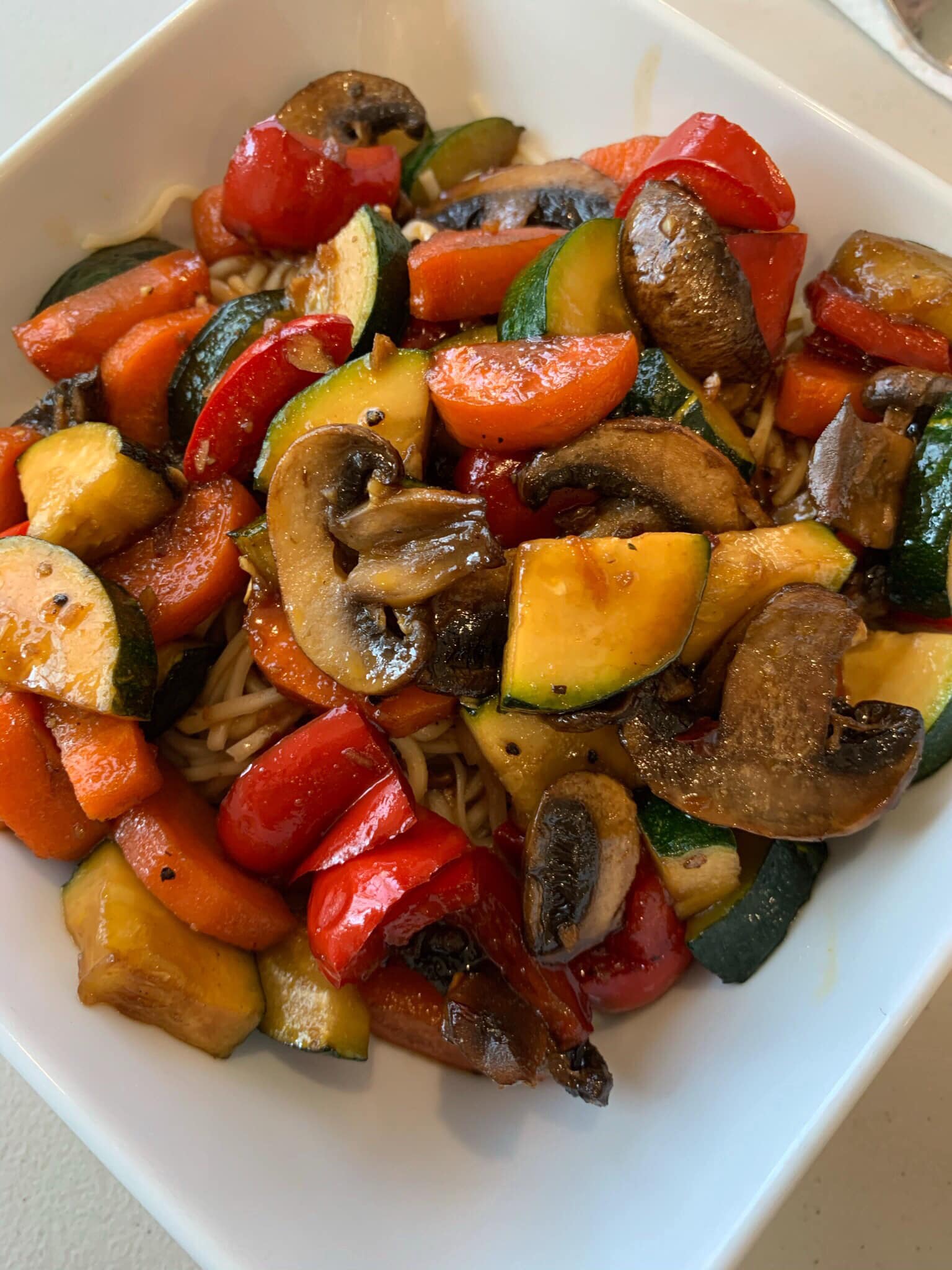 ζεστή σαλάτα-με-λαχανικά-και-μακαρόνια-συνταγή- ζεστή σαλάτα-με-λαχανικά-και-μακαρόνια-συνταγή-