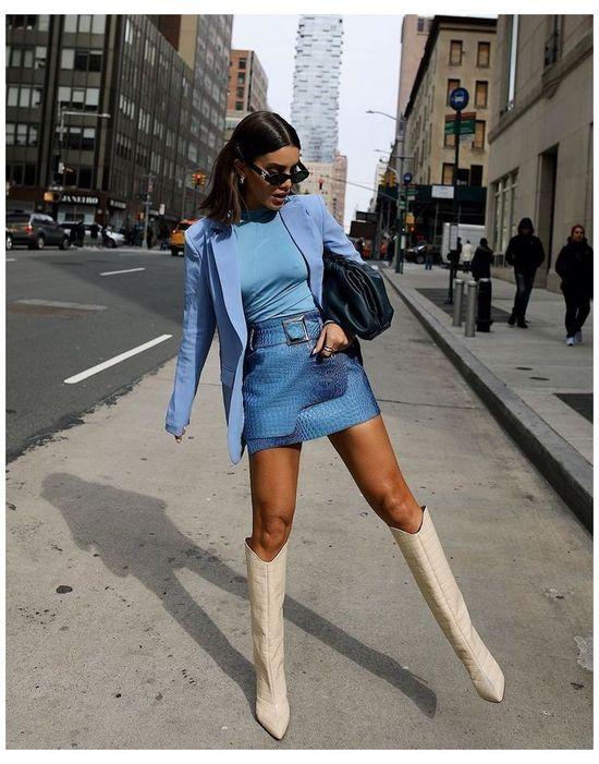 μίνι-σατέν φούστα-με-θαλασσί-μπλούζα-και-σακάκι-και-μπεζ μπότες-ιδέες-