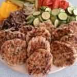 Μπιφτέκια κοτόπουλο με ψητά λαχανικά για το ολοήμερο