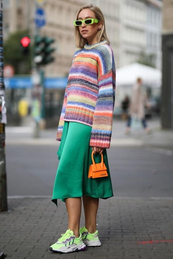 χρωματιστά-πουλόβερ-με-σατέν-πράσινη φούστα-ιδέες-