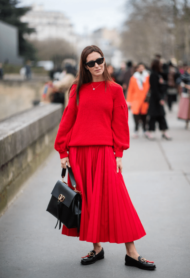 κόκκινο-πουλόβερ-με-κόκκινη φούστα-με-πιέτες-ιδέες-