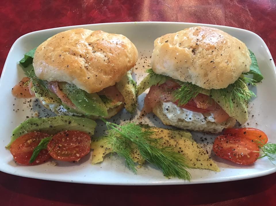 Σάντουιτς- με- σπιτικό- μπριός,- σολομό- και- αβοκάντο- Σάντουιτς- με- σπιτικό- μπριός,- σολομό- και- αβοκάντο-