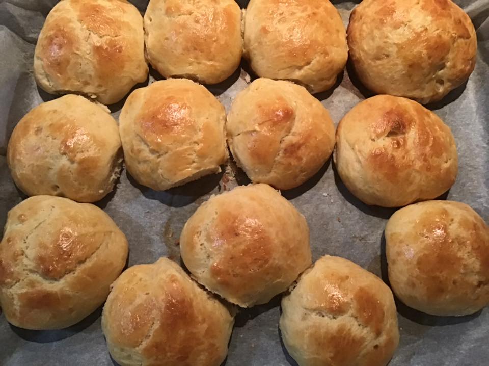 Σάντουιτς- με- σπιτικό- μπριός,- σολομό- και- αβοκάντο- Σάντουιτς- με- σπιτικό- μπριός,- σολομό- και- αβοκάντο-