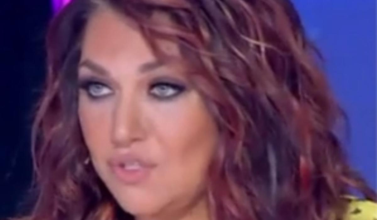 J2US : Τα πήρε στο κρανίο η lady – Τι έχει συμβεί μα την Καίτη Γαρμπή;