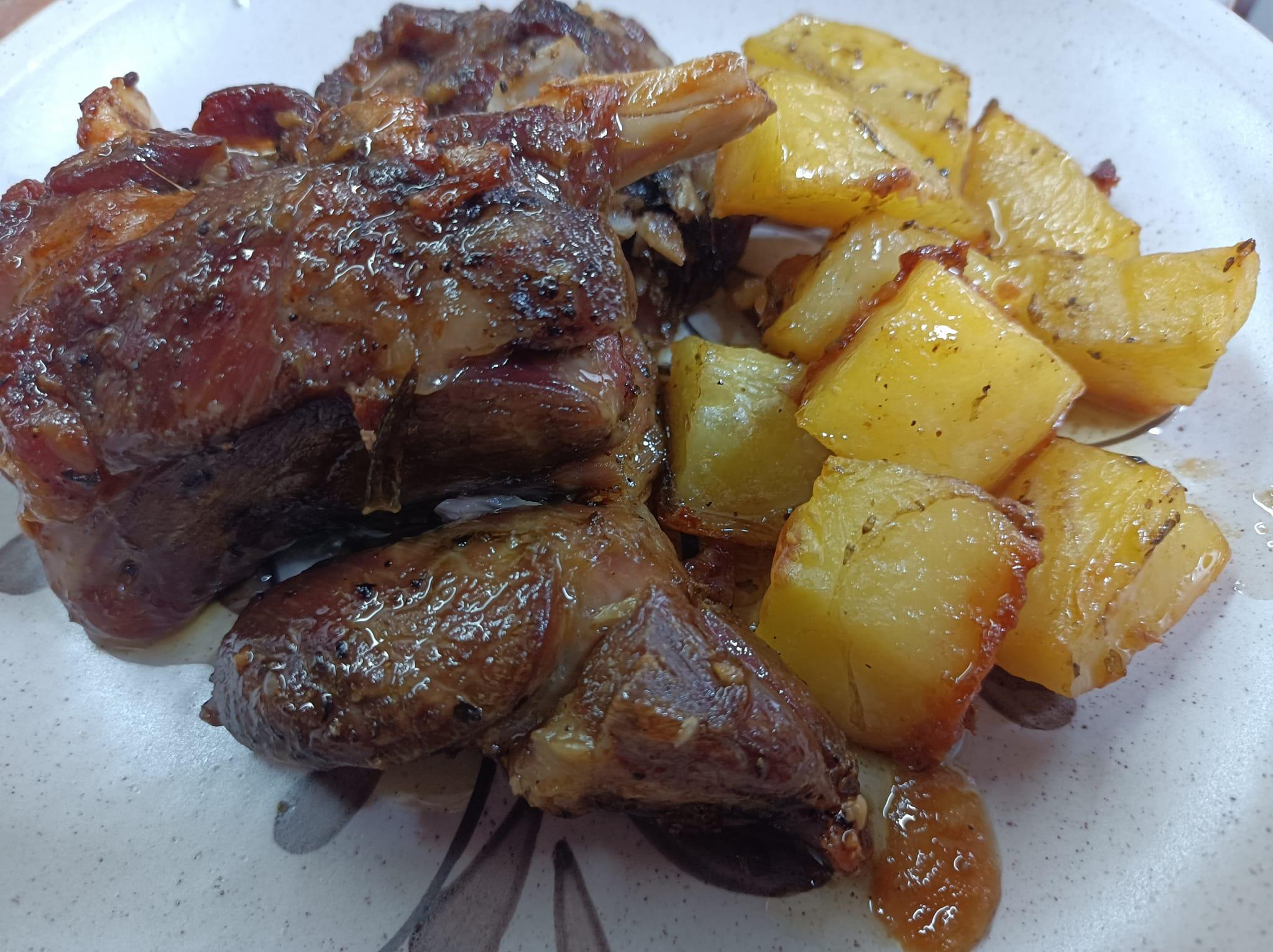 αρνάκι -με -δενδρολίβανο- και- μελωμένες -πατάτες- αρνάκι -με -δενδρολίβανο- και- μελωμένες -πατάτες-