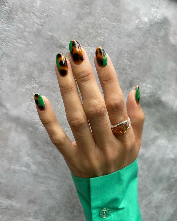 πράσινα-νύχια-με-vintage σχέδια-ιδέες- πράσινα-νύχια-με-vintage σχέδια-ιδέες-