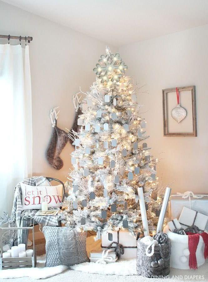 λευκό-χρυσό-και-ασημί-χριστουγεννιάτικο δέντρο-τάσεις-Χριστούγεννα 2022-ιδέες-