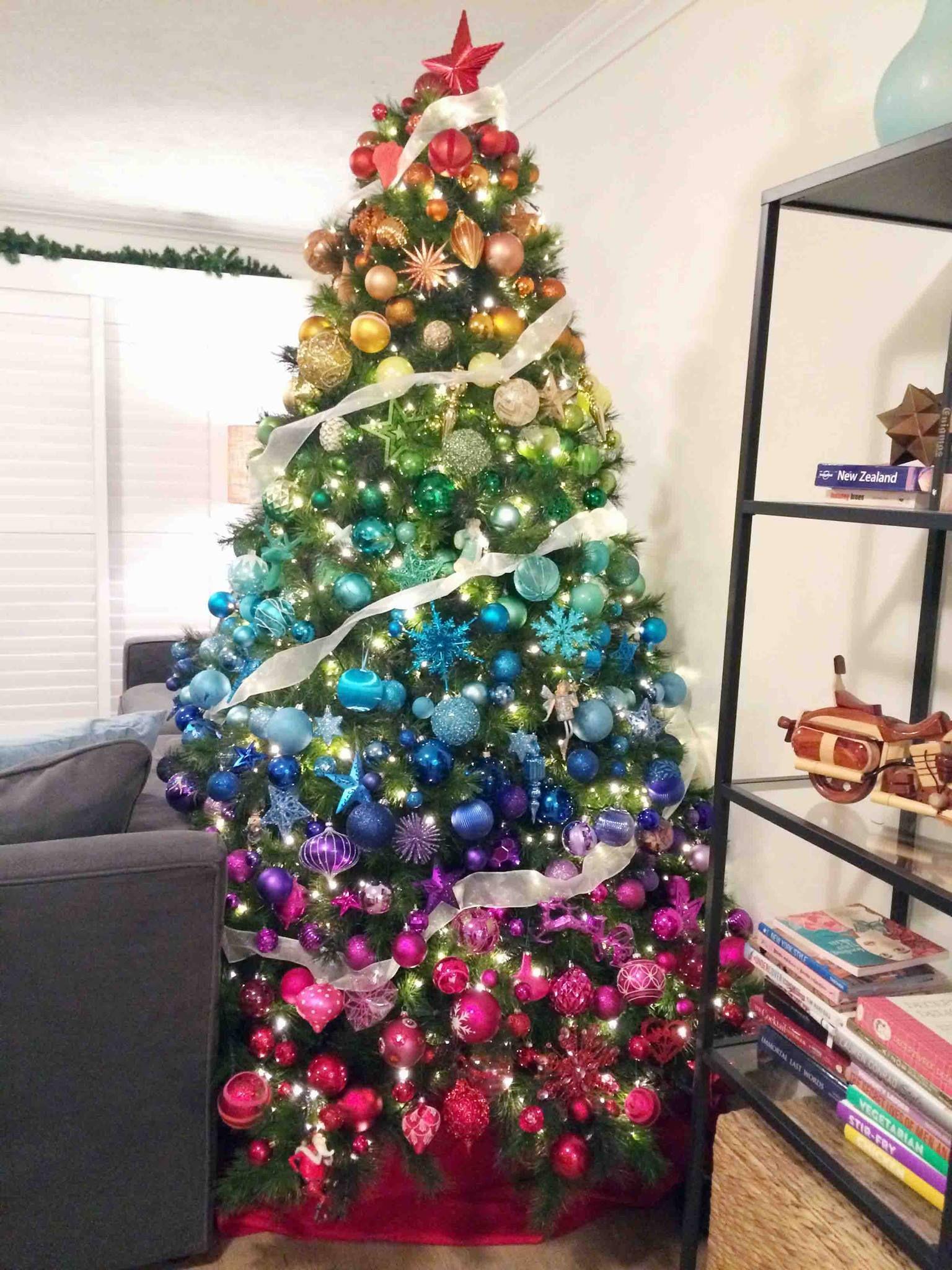 πολύχρωμο χριστουγεννιάτικο δέντρο-τάσεις-Χριστούγεννα 2022-ιδέες-