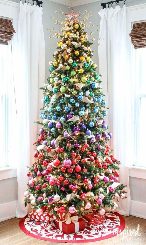 πολύχρωμο χριστουγεννιάτικο δέντρο-τάσεις-Χριστούγεννα 2022-ιδέες-