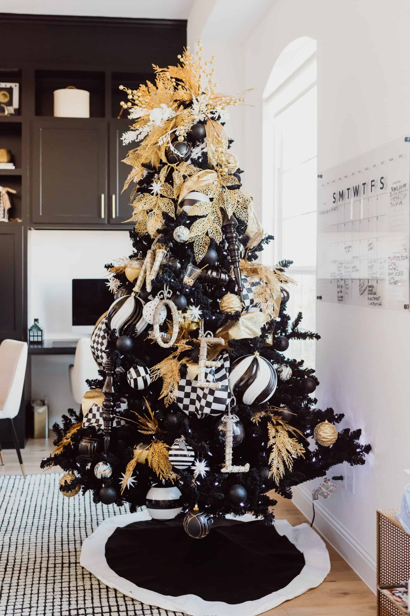 μαύρο χριστουγεννιάτικο δέντρο-τάσεις-Χριστούγεννα 2022-ιδέες-