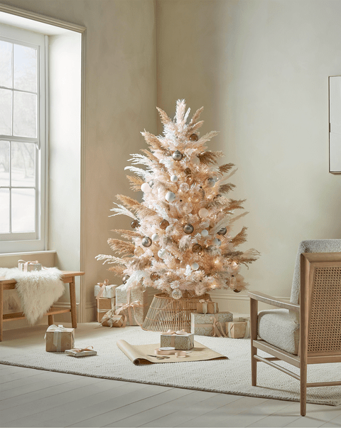 λευκό-χρυσό-και-ασημί-χριστουγεννιάτικο δέντρο-τάσεις-Χριστούγεννα 2022-ιδέες- λευκό-χρυσό-και-ασημί-χριστουγεννιάτικο δέντρο-τάσεις-Χριστούγεννα 2022-ιδέες-