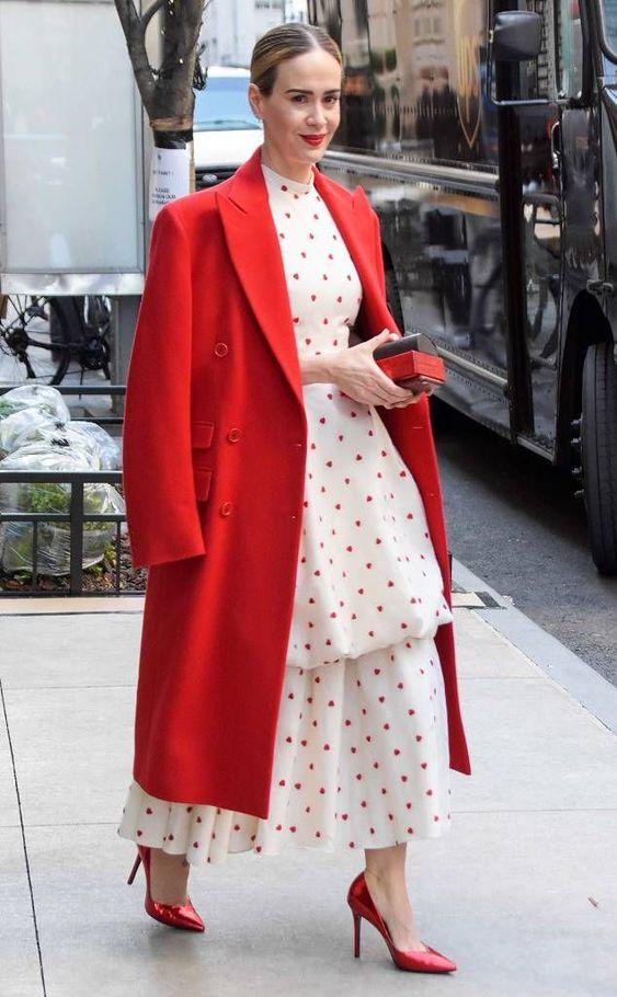 πουά-λευκό φόρεμα-με-κόκκινο πανωφόρι-ιδέες-