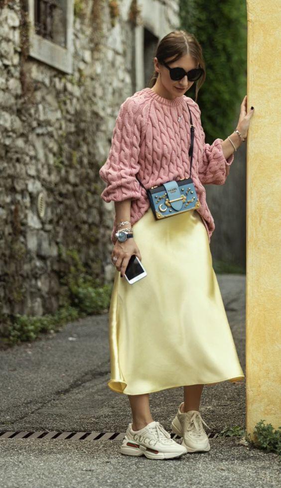 κίτρινη-σατέν φούστα-με-ροζ-πουλόβερ-ιδέες-