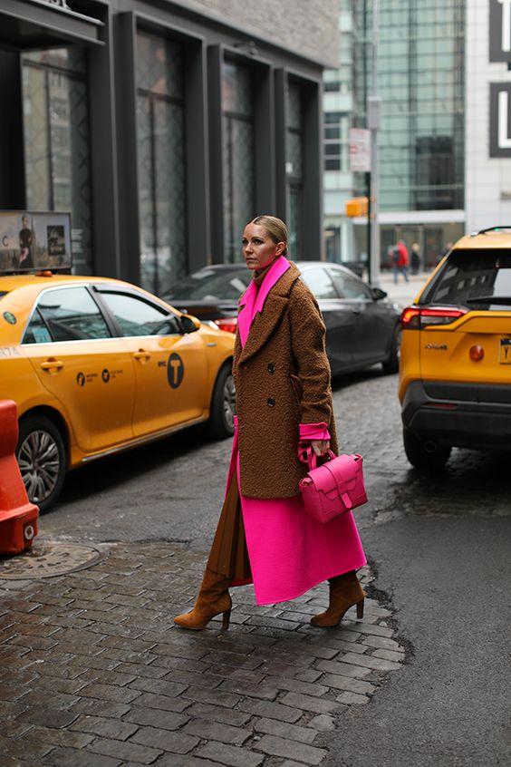 φούξια-και-καφέ-πανωφόρι-με-καφέ μπότες-καφέ-φούστα-και-καφέ-πουλόβερ-ιδέες-