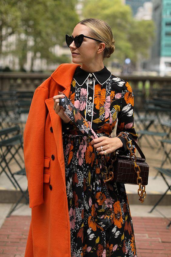 φλοράλ-φόρεμα-με-πορτοκαλί πανωφόρι-ιδέες-