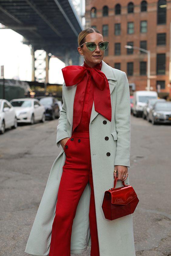 total red-ντύσιμο-με-γκρι-πανωφόρι-ιδέες-