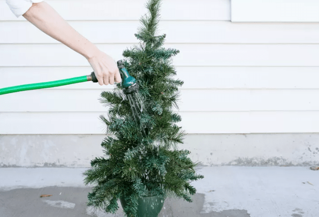 Πως να καθαρίσετε το Χριστουγεννιάτικο δέντρο, τα στολίδια και τις διακοσμήσεις σας