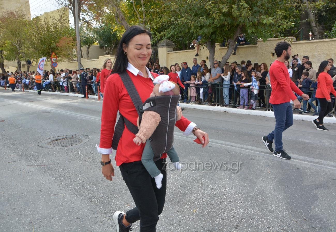 Κρήτη: Παρέλασαν με τα μωρά τους στην αγκαλιά και καταχειροκροτήθηκαν – Εικόνες
