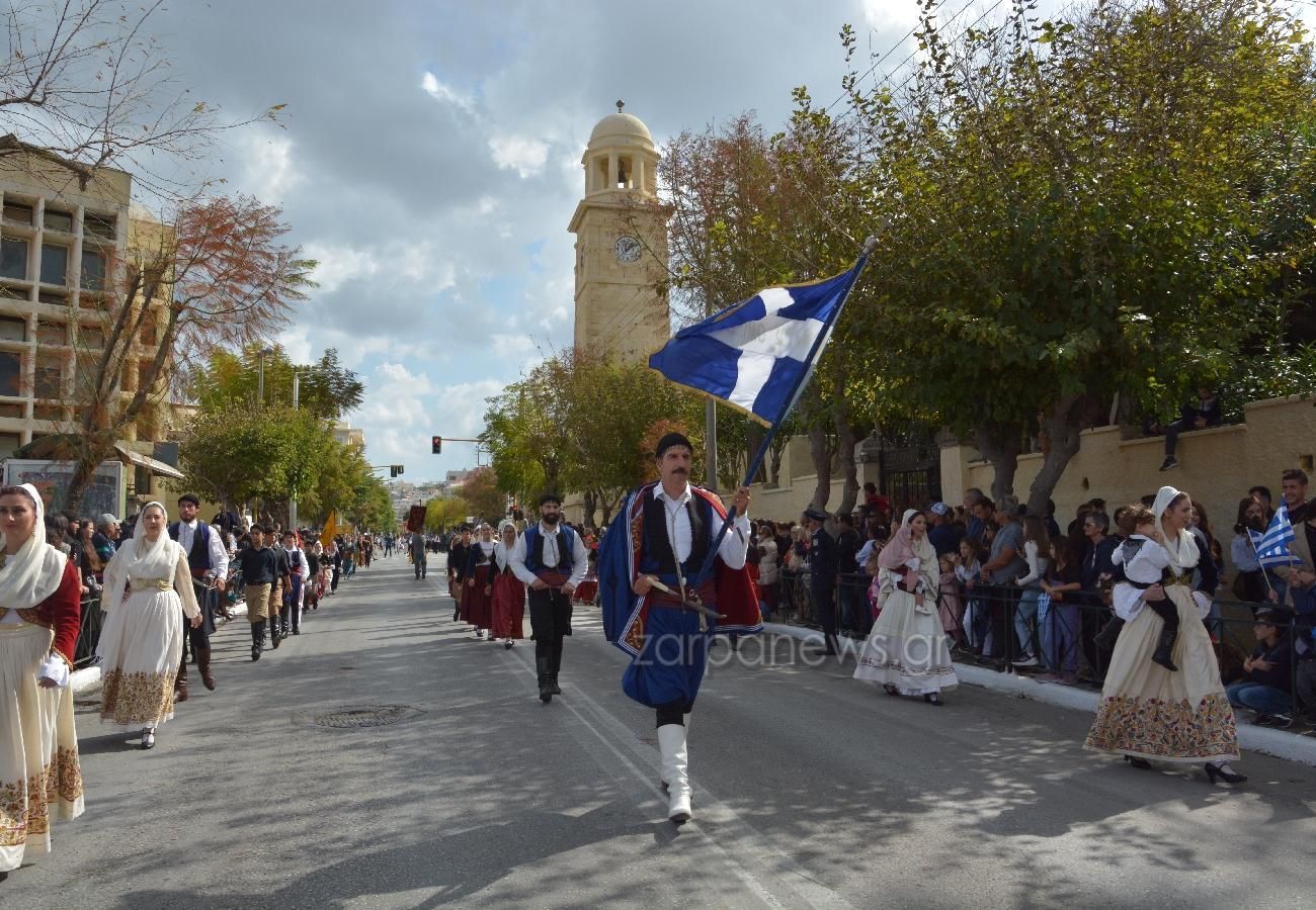 Κρήτη: Παρέλασαν με τα μωρά τους στην αγκαλιά και καταχειροκροτήθηκαν – Εικόνες