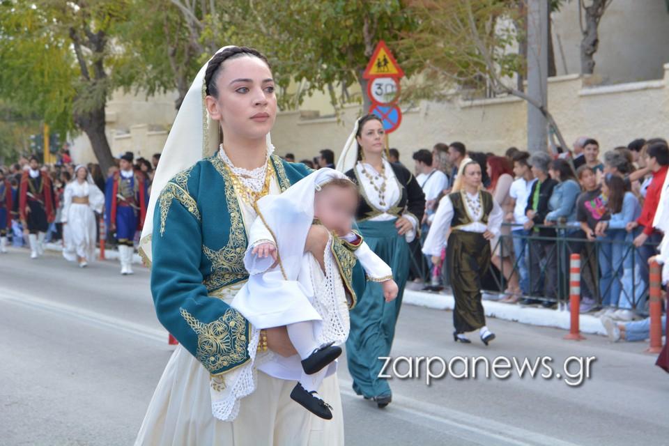 Κρήτη: Παρέλασαν με τα μωρά τους στην αγκαλιά και καταχειροκροτήθηκαν – Εικόνες
